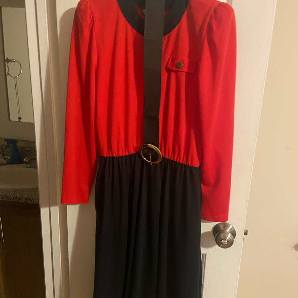 vintage 80s style dress, no flaws, comes w black belt shown